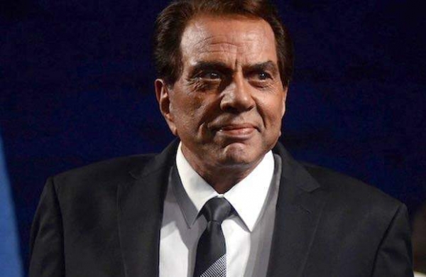 dharmendra-is-taking-first-shot-of-the-covid-19-va